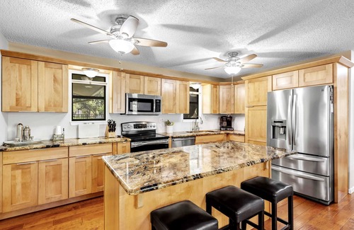 Kingsland House | Shady Grove: Lakefront Escape with Kayaks & Spa Amenities