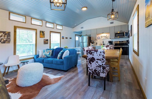 Johnson City Cabin | Shady Grove Tranquil Hill Country Cabin for 8 Near Pedernales Falls