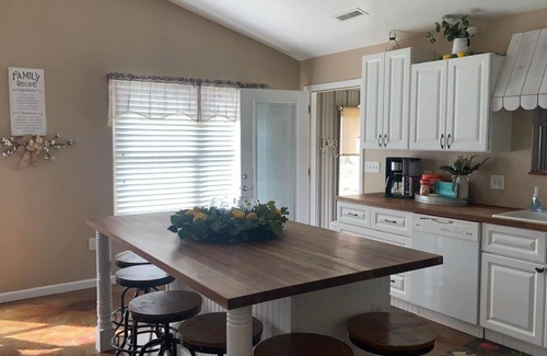 Hurst House | Explore Shady Lakes Escape: Near Wineries & Scenic Views!