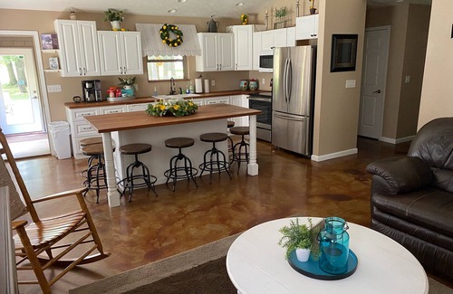 Hurst House | Explore Shady Lakes Escape: Near Wineries & Scenic Views!
