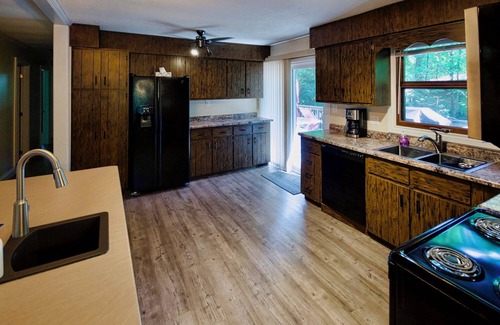 Grand Bend Cottage | Renovated Shady Oaks Cottage with Pool & Pet-Friendly Perks