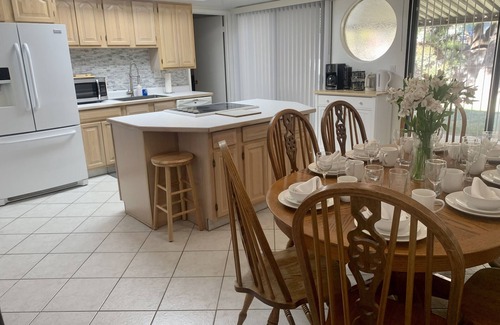 Page House | Discover Shady Oasis: Ideal Location with Fast WiFi