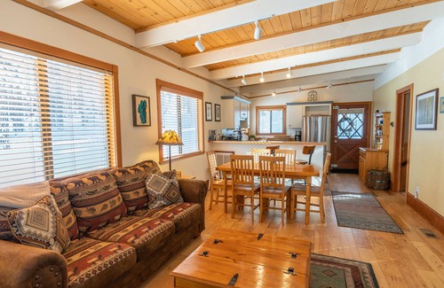 Country Club Estates House | Serene Cabin Retreat in the Woods with Hot Tub & Spa