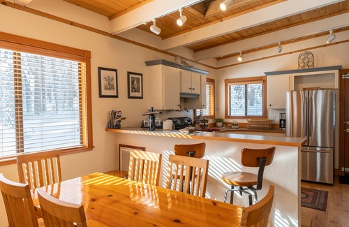 Country Club Estates House | Serene Cabin Retreat in the Woods with Hot Tub & Spa