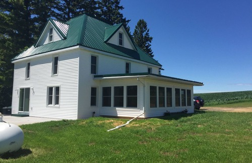 Ontario House | Discover Shady Pines Retreat: Guest Rated 10/10 with Pool