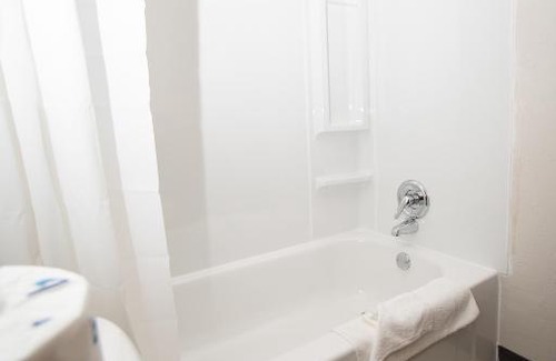 Arapahoe Hotel | Pet-Friendly Shady Rest Motel with Breakfast & Child Care