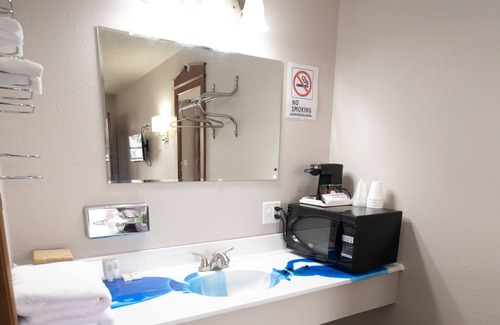 Arapahoe Hotel | Welcoming Shady Rest Motel: Guest Rated 9.2, Family-Friendly!