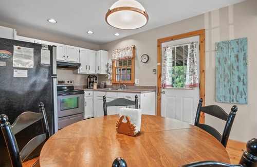 Piney Island House | Shady Side: Water Access & Screened Porch Retreat