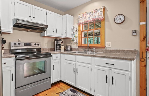 Piney Island House | Shady Side: Water Access & Screened Porch Retreat
