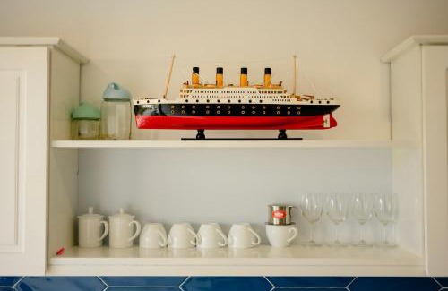 Cam Thanh Apartment | Top-Rated Shadyside 5: Family-Friendly Navy House Retreat