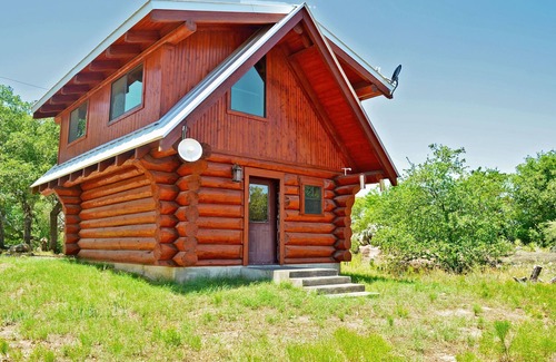 Marble Falls Cabin | Waterfront Cabin with Resort Amenities & 9.6/10 Guest Rating