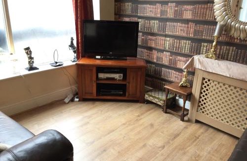 Newton Burgoland Apartment | Discover Shakespeare: Pet-Friendly Hotel with Breakfast