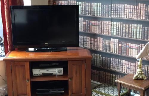 Newton Burgoland Apartment | Discover Shakespeare: Pet-Friendly Hotel with Breakfast