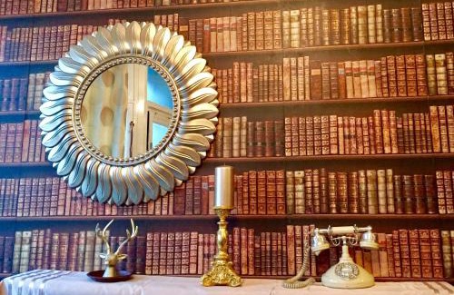Newton Burgoland Apartment | Discover Shakespeare: Pet-Friendly Hotel with Breakfast