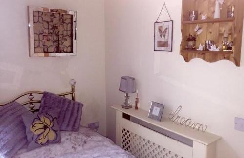 Newton Burgoland Apartment | Discover Shakespeare: Pet-Friendly Hotel with Breakfast