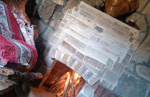 Kaputan Ski Chalet | Discover Shale Hause: Pet-Friendly Getaway with Breakfast