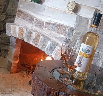 Kaputan Ski Chalet | Discover Shale Hause: Pet-Friendly Getaway with Breakfast