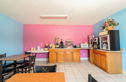 Andrews Hotel | Budget-Friendly Days Inn with Family Amenities in Andrews, TX