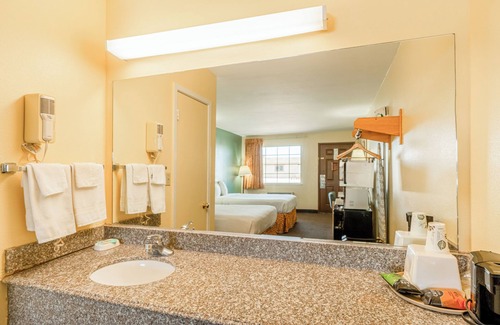 Andrews Hotel | Budget-Friendly Days Inn with Family Amenities in Andrews, TX
