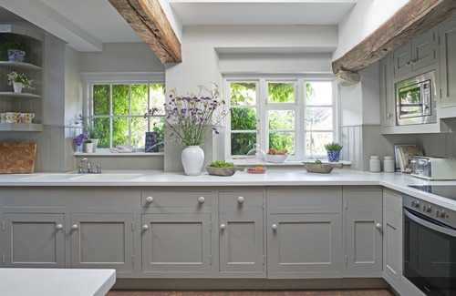 Ningwood House | Discover Shalfleet Manor: Pool, Tennis Court & 60 Acres