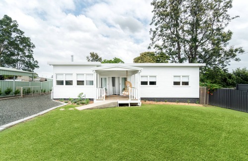 Aberdare House | Shalimah's Secret: Luxe Cottage with Spa & Pool Access