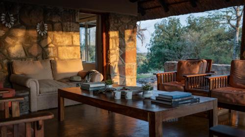 Pont Drift House | Experience Nature at Shalimpo Safari Home with Relaxing Pool