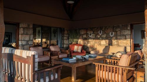 Pont Drift House | Experience Nature at Shalimpo Safari Home with Relaxing Pool