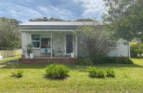 Culburra Beach House | Beachfront Shalom Cottage with Free Wifi & Ocean View