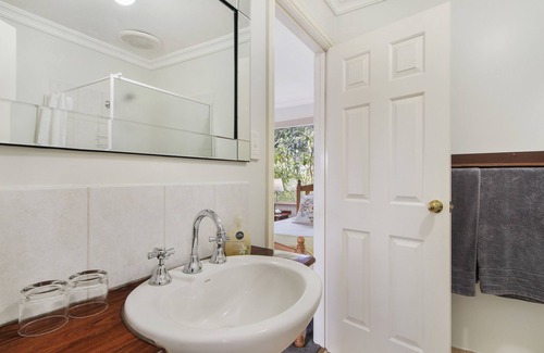 Kangaroo Gully Bed & Breakfast | Guest Rated: Shambhala Guesthouse with Breakfast & Kitchen