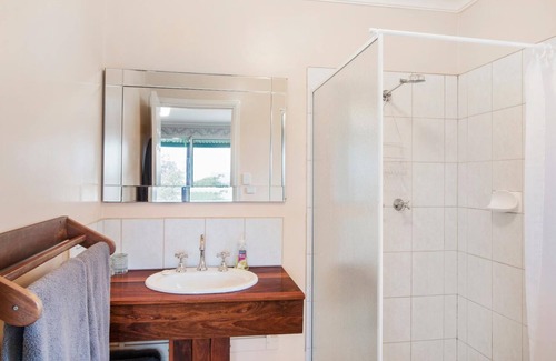 Kangaroo Gully Bed & Breakfast | Guest Rated: Shambhala Guesthouse with Breakfast & Kitchen