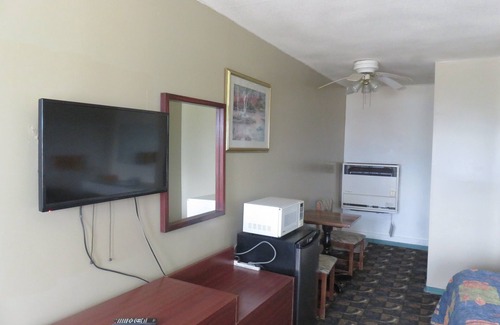 Valleyview Hotel | Inviting Shamrock Motel: Family-Friendly with Kitchen Access