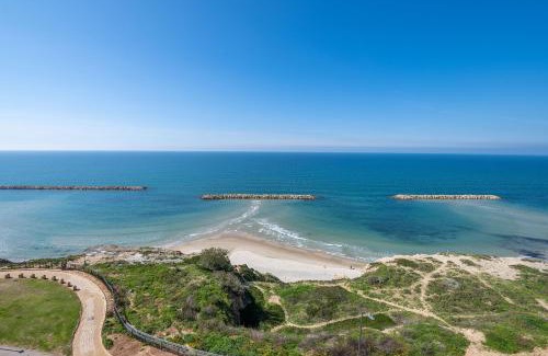 Netanya Apartment | Experience Shamyam: Beachfront Retreat with Private Jacuzzi