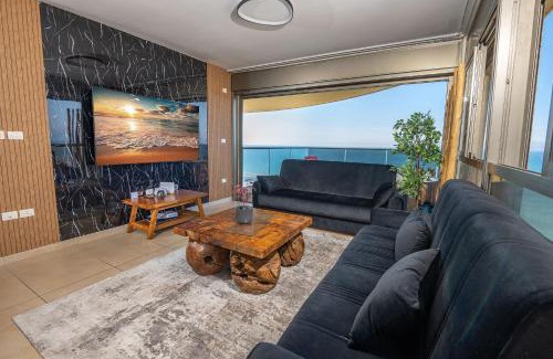 Netanya Apartment | Experience Shamyam: Beachfront Retreat with Private Jacuzzi