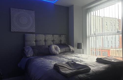 St George's Quarter Apartment | Premium Shandon Apt in Liverpool City Centre with Breakfast