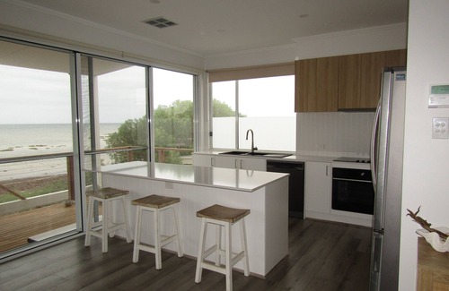 Minlacowie House | Shane's Shack: Beachfront Bliss with Panoramic Ocean Views