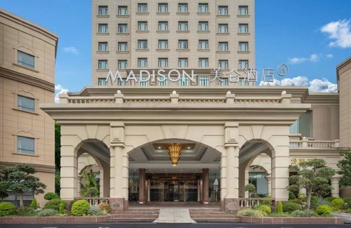 Baoshan Hotel | Discover Comfort at Shanghai Gongkang Meilun Hotel