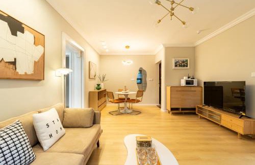 Huaihai Road Commercial Area Apartment | Explore Shanghai Hills Homestay Near Xintiandi Metro