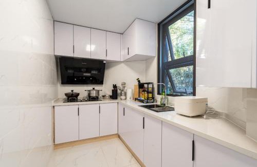 Huaihai Road Commercial Area Apartment | Explore Shanghai Hills Homestay Near Xintiandi Metro