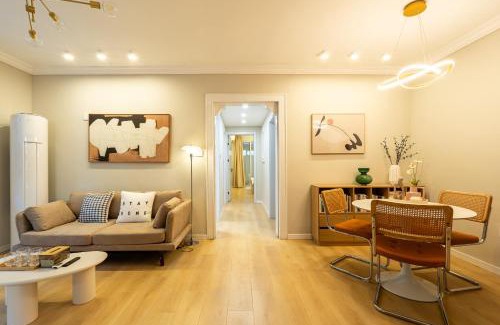 Huaihai Road Commercial Area Apartment | Explore Shanghai Hills Homestay Near Xintiandi Metro