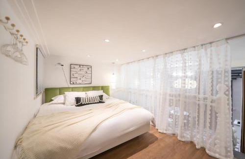 Huaihai Road Commercial Area Apartment | Family-Friendly Retreat at Shanghai Hills & Serendipity