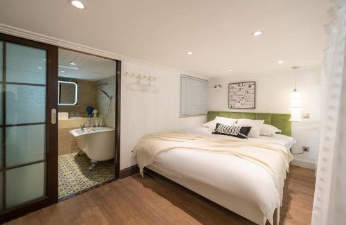 Huaihai Road Commercial Area Apartment | Family-Friendly Retreat at Shanghai Hills & Serendipity