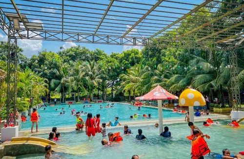 Chantrea Hotel | Experience Shanghai Resort: 5-Star Stay with Pool & Hot Tub