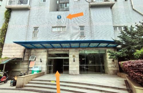 Downtown Shanghai Apartment | Guest Rated: 9.7 at Shanghai Yi Du B&B near People's Square