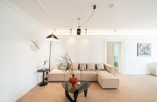 Downtown Shanghai Apartment | Guest Rated: 9.7 at Shanghai Yi Du B&B near People's Square