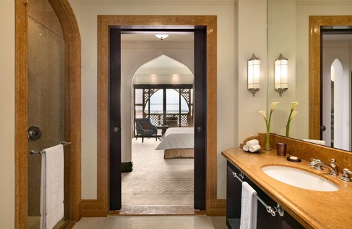Al Maqta Hotel | Elegant Shangri-La, Qaryat Al Beri: Top-Rated Ocean View Stay