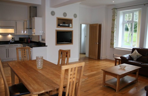 Shanklin Apartment | Shanklin Manor: Scenic Park Views and Family-Friendly Amenities