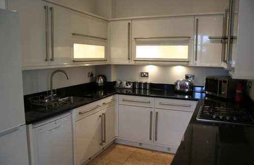 Shanklin Apartment | Shanklin Manor: Scenic Park Views and Family-Friendly Amenities