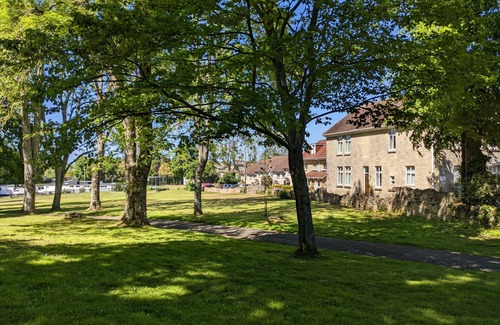 Shanklin Apartment | Shanklin Manor: Scenic Park Views and Family-Friendly Amenities