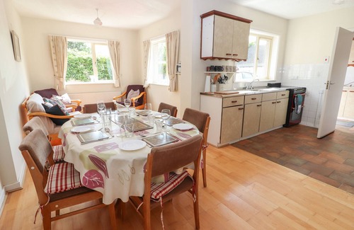 Puckaun Cottage | Family-Friendly Shannon View in Scenic County Tipperary