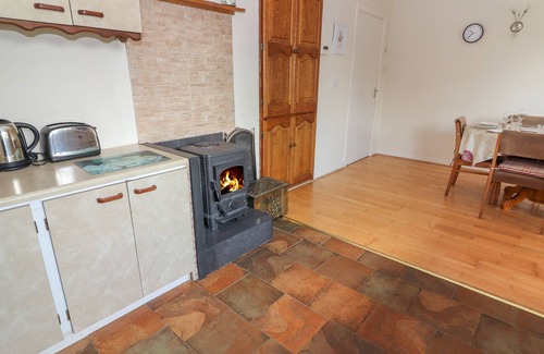 Puckaun Cottage | Family-Friendly Shannon View in Scenic County Tipperary